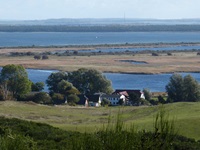 Blick über die Insel Hiddensee mit einem kleinen Hof und einigen Seen
