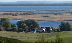 Blick über die Insel Hiddensee mit einem kleinen Hof und einigen Seen