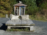 Blick auf ein Holzbett auf Hiddensee