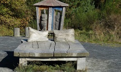 Blick auf ein Holzbett auf Hiddensee