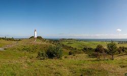 Wunderschöner Panoramablick auf den Leuchtturm Dornbusch auf der Insel Hiddensee.