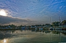 Kleine Boote im Hafen einer Siedlung auf der Insel Hiddensee.