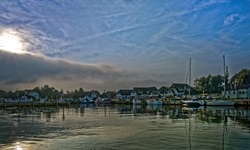 Kleine Boote im Hafen einer Siedlung auf der Insel Hiddensee.