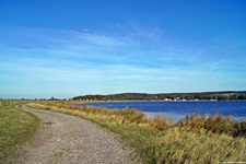 Ein an der Ostsee entlangführender Schotterweg auf der Insel Hiddensee.