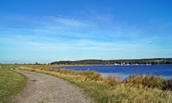 Ein an der Ostsee entlangführender Schotterweg auf der Insel Hiddensee.