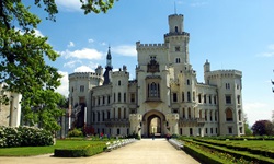 Blick auf das imposante Schloss Hluboka (Schloss Frauenberg) im Süden Tschechiens