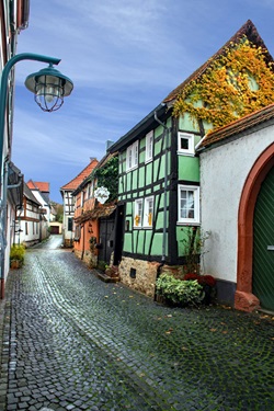 Blick auf eine kleine Gasse mit Kopfsteinpflaster und Fachwerkhäuser