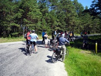 Eine Radlergruppe macht eine kurze Trinkpause.