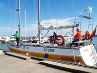 Ein litauisches Segelboot im Hafen.