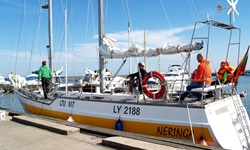 Ein litauisches Segelboot im Hafen.