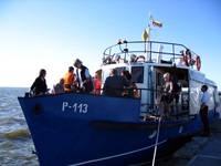 Eine Reisegruppe an Bord eines kleinen litauischen Schiffes.