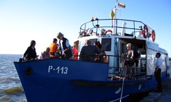 Eine Reisegruppe an Bord eines kleinen litauischen Schiffes.