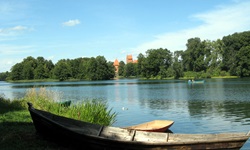 Ein Nachen liegt gegenüber der Wasserburg Trakai am Ufer des Sees.