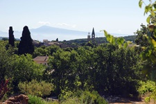 Ein harmonisch in die Landschaft eingebettetes, typisch provencalisches Dorf.