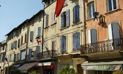 Blick in eine aus den typischen Häusern der Provence bestehende Geschäftszeile.