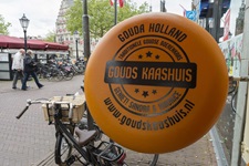 Werbeschild in Goudaform in Südholland