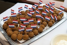 Bitterballen holländischen Zahnstocherfähnchen auf einem Tabltee - panierte Fleischbällchen - ein typischer Snack in Holland