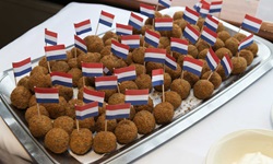 Bitterballen holländischen Zahnstocherfähnchen auf einem Tabltee - panierte Fleischbällchen - ein typischer Snack in Holland