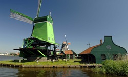 Eine der berühmten Windmühlen in grün in Holland