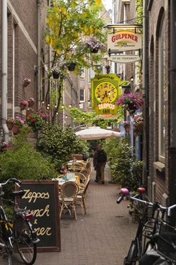 Eine enge Gasse mit einem Restaurant/Café in Amsterdam