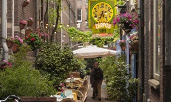 Eine enge Gasse mit einem Restaurant/Café in Amsterdam