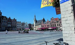 Der Marktplatz Dendermonde in Holland mit seinen gotischen Häusern