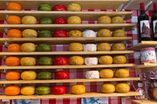 Ein Regal mit verschiedenen Käselaiben in Holland