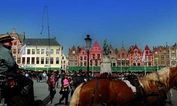 Der belebte Marktplatz in Dendermonde in Holland, auf der eine Kutsche steht