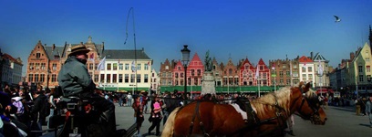 Der belebte Marktplatz in Dendermonde in Holland, auf der eine Kutsche steht