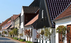 Die Fischerhäuschen in der Süderholmstraße im Fischerdorf Holm in Schleswig