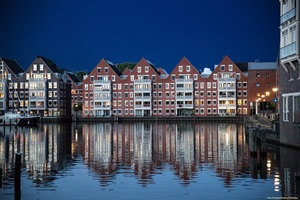 Blick auf die Häuser am Hafen von Hoorn in Holland