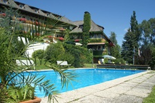 Der von mediterran anmutender Flora umgebene Pool des Hotels Walkner in Seeham.