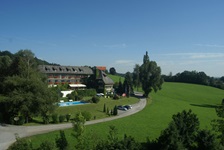 Panoramablick auf das ruhig inmitten von Wiesen gelegene Hotel Walkner in Seeham.