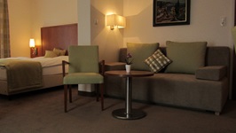 Ein Doppelzimmer mit Sitzgruppe im Hotel Walkner in Seeham.