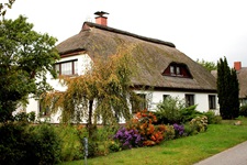 Ein reetgedecktes Haus in Vitte auf Hiddensee.