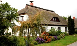 Ein reetgedecktes Haus in Vitte auf Hiddensee.