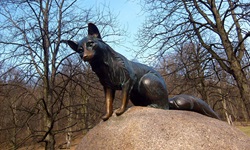 Skulpur eines Fuchses auf einem Stein in Hukvaldy