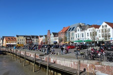 Blick auf die Promenade in Husum auf dem Nordseeküstenradweg von Hamburg nach Sylt