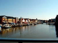 Blick auf die Promenade und das Lagerhaus am Hafen von Husum