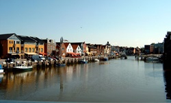 Blick auf die Promenade und das Lagerhaus am Hafen von Husum