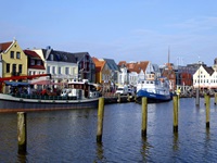 Blick auf den Hafen mit zwei angelegten Booten in Husum