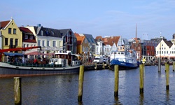 Blick auf den Hafen mit zwei angelegten Booten in Husum