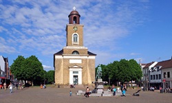 Das Wahrzeichen von Husum: Die Marienkirche mit dem Tinebrunnen auf dem Marktplatz