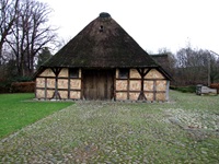 Ein scheunenähnliches Haus im Museum in Husum