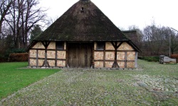 Ein scheunenähnliches Haus im Museum in Husum