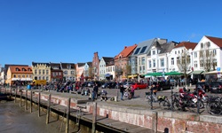 Buntes Treiben am Hafen und an der Promenade in Husum