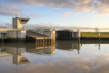 Blick auf die gigantische Schleuse in Husum