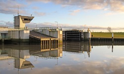 Blick auf die gigantische Schleuse in Husum