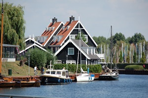 Blick auf angelegte Boote und das Hafengebäude von Huizen