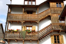 Blick auf die hölzernen Balkone in Ilanz in der Schweiz